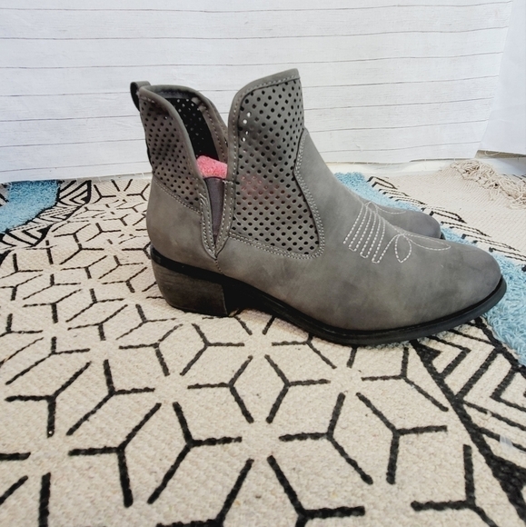 Natural Reflections Reena Gray Ankle Boots, sz 8.5 - Picture 2 of 15
